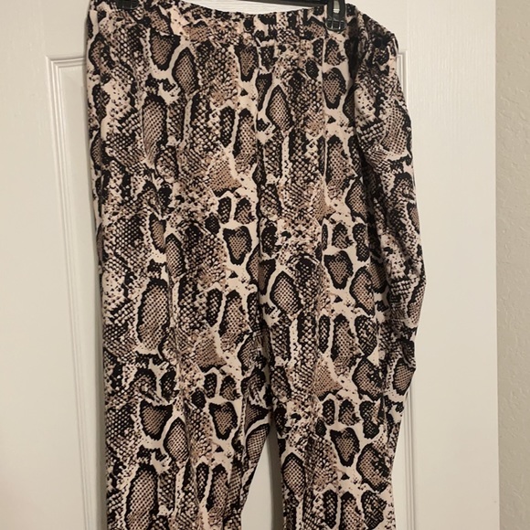 Brand new pants - Picture 2 of 3